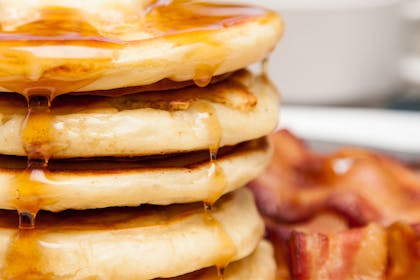 6. Pancakes with maple syrup and crispy bacon