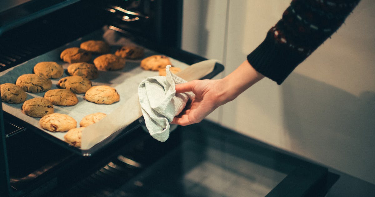 Cook bake. Печь печенье. Печенье в духовке. Печеньки на противне. Печка для печенья.