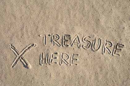 Sand with treasure hunt written on