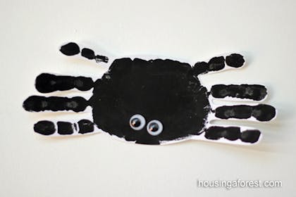 Halloween crafts – Handprints spider with google eyes