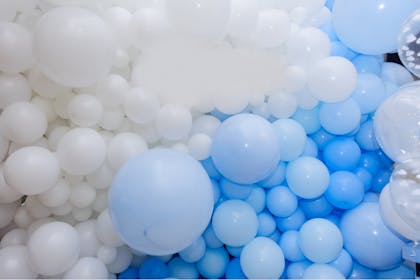 Pile of balloons for kids Frozen party
