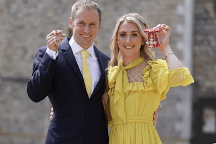 laura and Jason Kenny holding up medals fpr knighthood