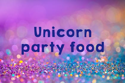 Glittery sign saying 'unicorn party food'