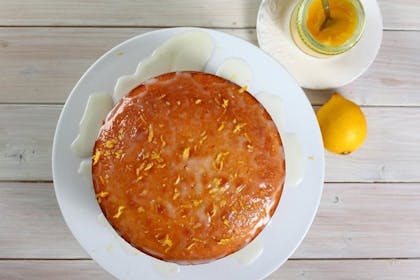 Round lemon drizzle cake
