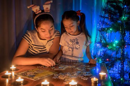 Children doing a jigsaw puzzle at Christmas