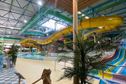 29 Awesome Swimming Pools With Wave Machines - Netmums