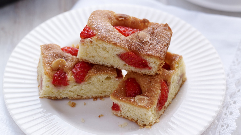 Strawberry and almond traybake recipe Netmums