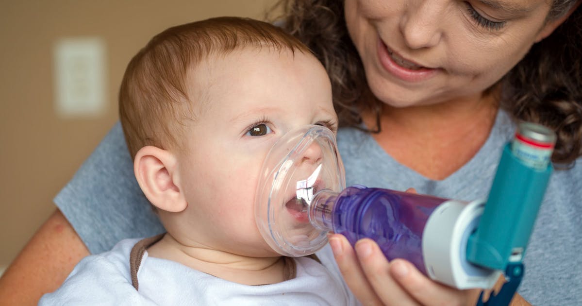 Развитие астмы у детей. Ингалятор для детей. Ингалятор для малышей до года. Ингаляции маленьким детям. Ребенок с небулайзером.