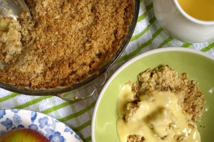 apple crumble with custard