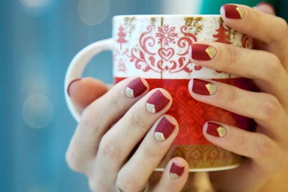6. Classic red and gold nails