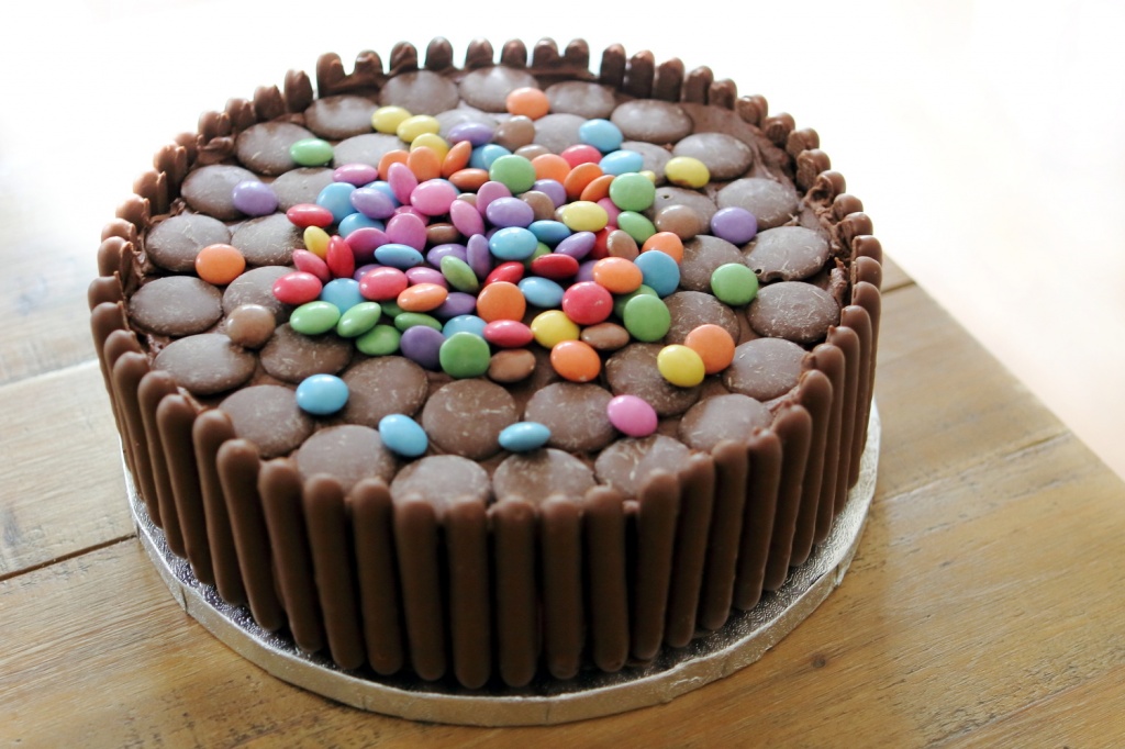 Chocolate cake decorated with chocolate buttons and Kit Kats | Cake  decorating, Chocolate button cake, Apple betty recipe