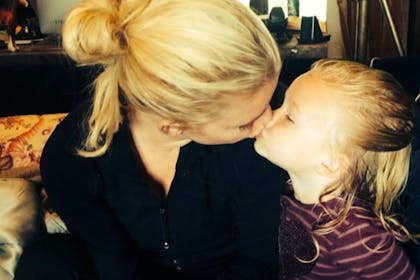 Jessica Simpson kissing daughter