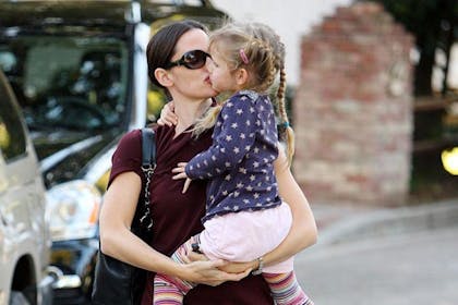 Jennifer Garner kissing daughter