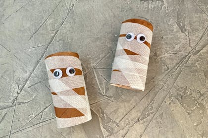 DIY mummy toilet paper roll with googly eyes for Halloween