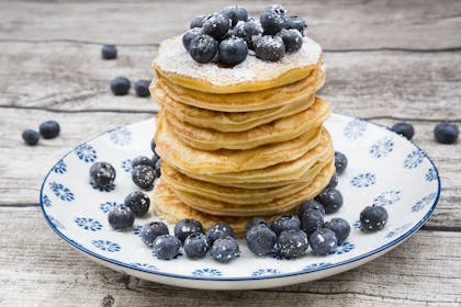 low-calorie pancakes with blueberries