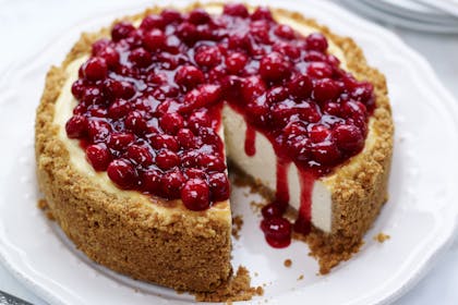 Cranberry cheesecake recipe. Delicious baked cheesecake with fresh cranberry topping and glaze.  Perfect Christmas dessert for the whole family.
