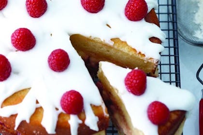 Lemon drizzle cake with raspberries