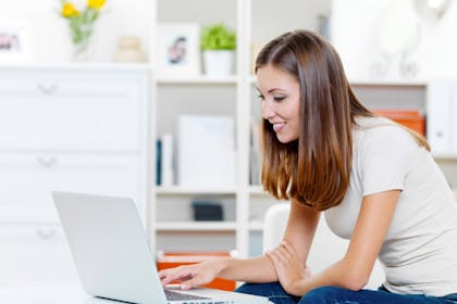 woman working at laptop at home - Direct selling