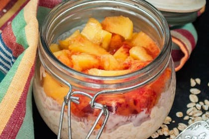 Overnight oats with yoghurt & peaches