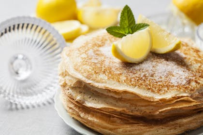 Pancakes with sugar and lemon
