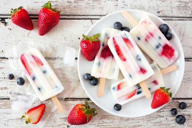 Yoghurt ice lollies with blueberries and strawberries