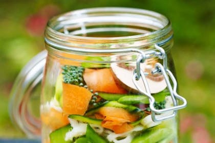 Mason jar with raw veg and rice noodles in it