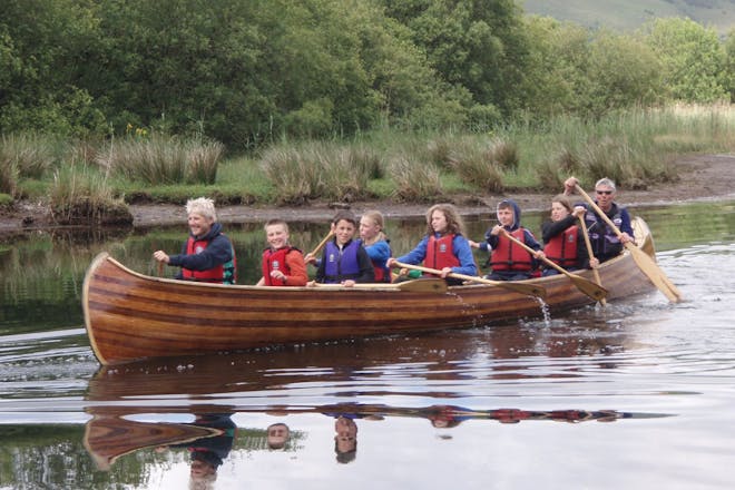 Children canoeing in the Lake District
