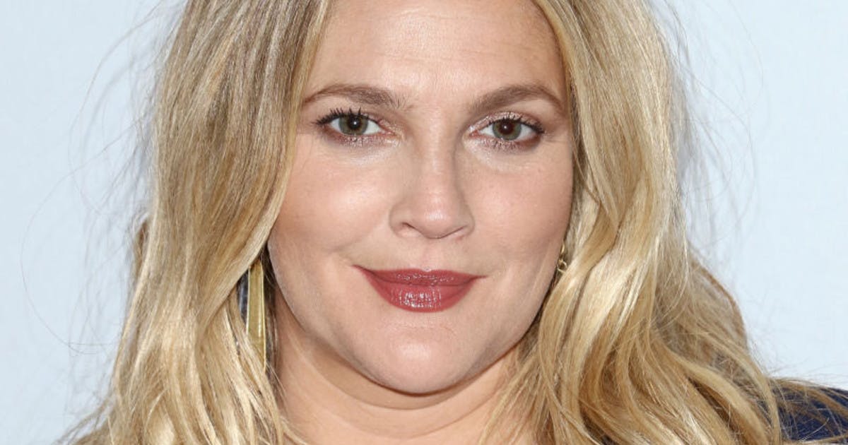 Дрю бэрримор 2022. Дрю бэрримор. Дрю бэрримор биография. Дрю бэрримор кудрявая. Дрю бэрримор биография.