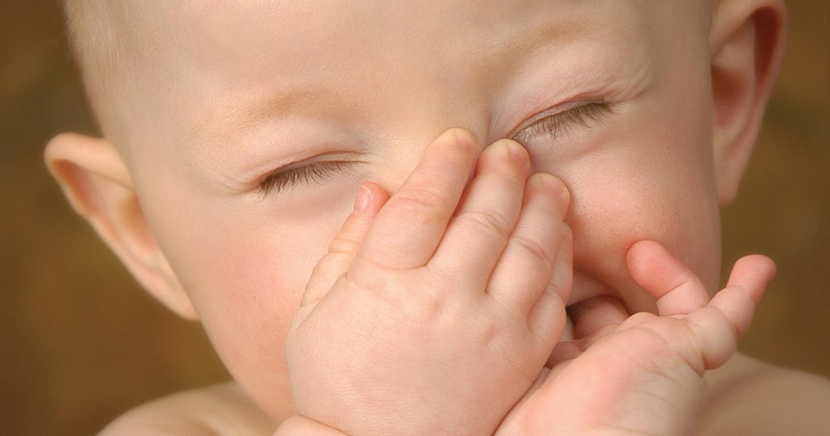 У ребенка пот пахнет. Малыш закрывает глаза. Ребёнок сзакрытыми глазами. Улыбка младенца. Обоняние для детей.