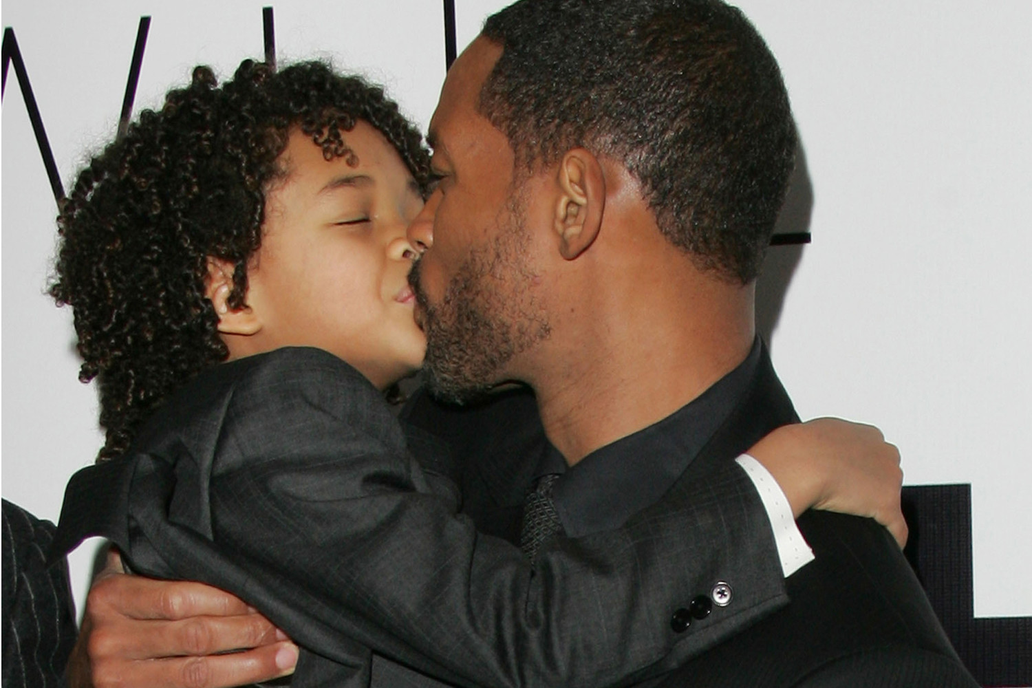 a7a01f2341b31bf479e62daf5ede627e827e15dc_will-smith-kiss.jpg