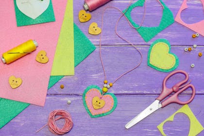 attrape-soleil coeur en papier de soie comme décoration de fenêtre pour le…   Valentine's day crafts for kids, Valentine crafts for kids, Preschool  valentine crafts