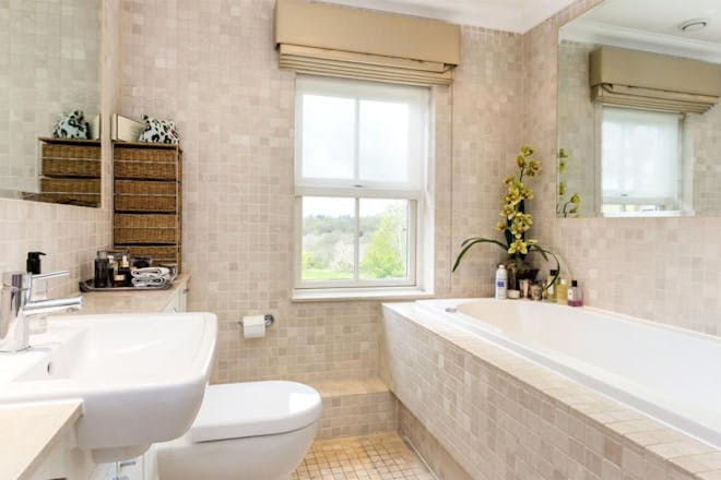 Glynswood Place, Northwood, Middlesex, bathroom