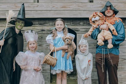 Familty dressed as characters from the Wizard of Oz