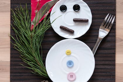 Christmas place setting with two plates to look like a snowman