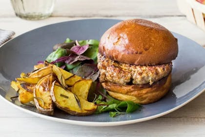 Pork burger with homemade rosemary chips