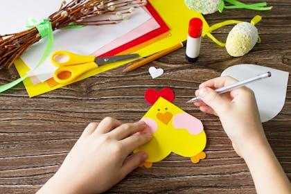 Heart-shaped Easter chick card craft