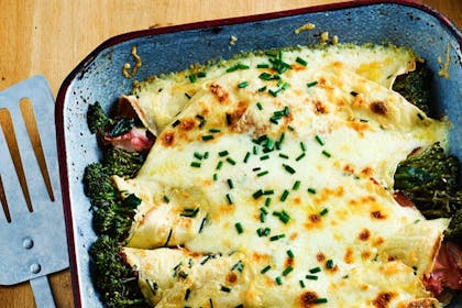Cheesy pancakes with broccoli and ham