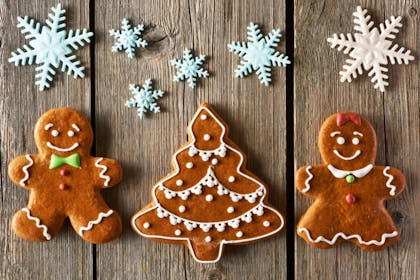 gingerbread men on wooden background