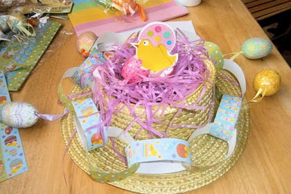 Easter hat with a paper-chain rim