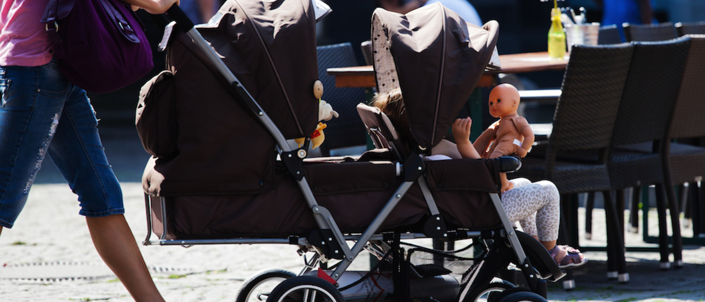 Parent facing outlet twin pushchair