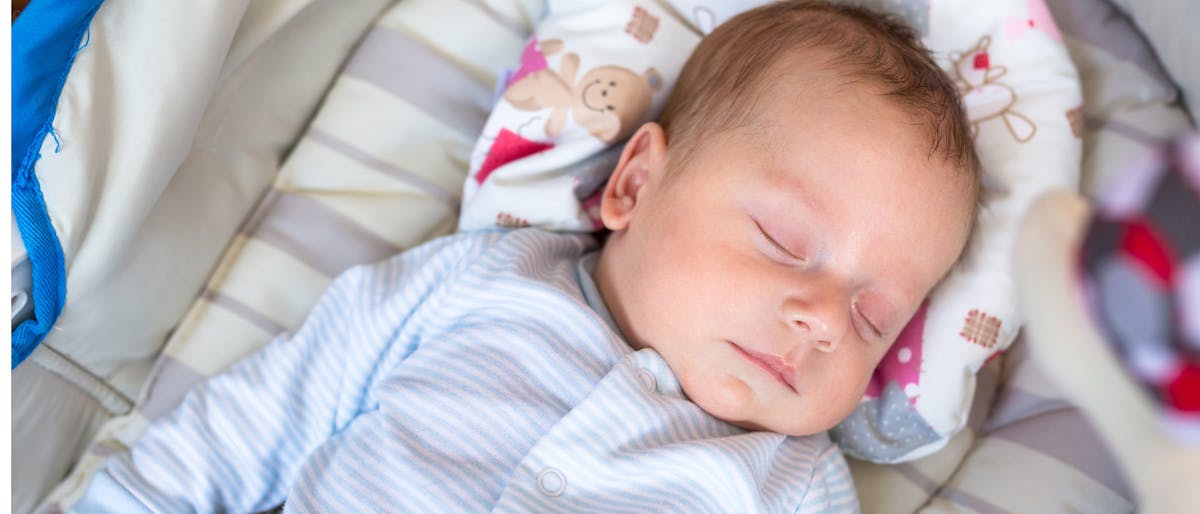 Ребенку 6 месяцев часто просыпается. Новорожденный ребенок с вытянутой головой. Ребенок родился в рубашке. Долихоцефалическая форма головы. Новорождённые дети с вытянутой гололвой.