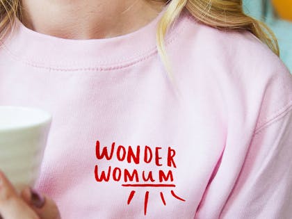 Pink sweatshirt saying wonder womum