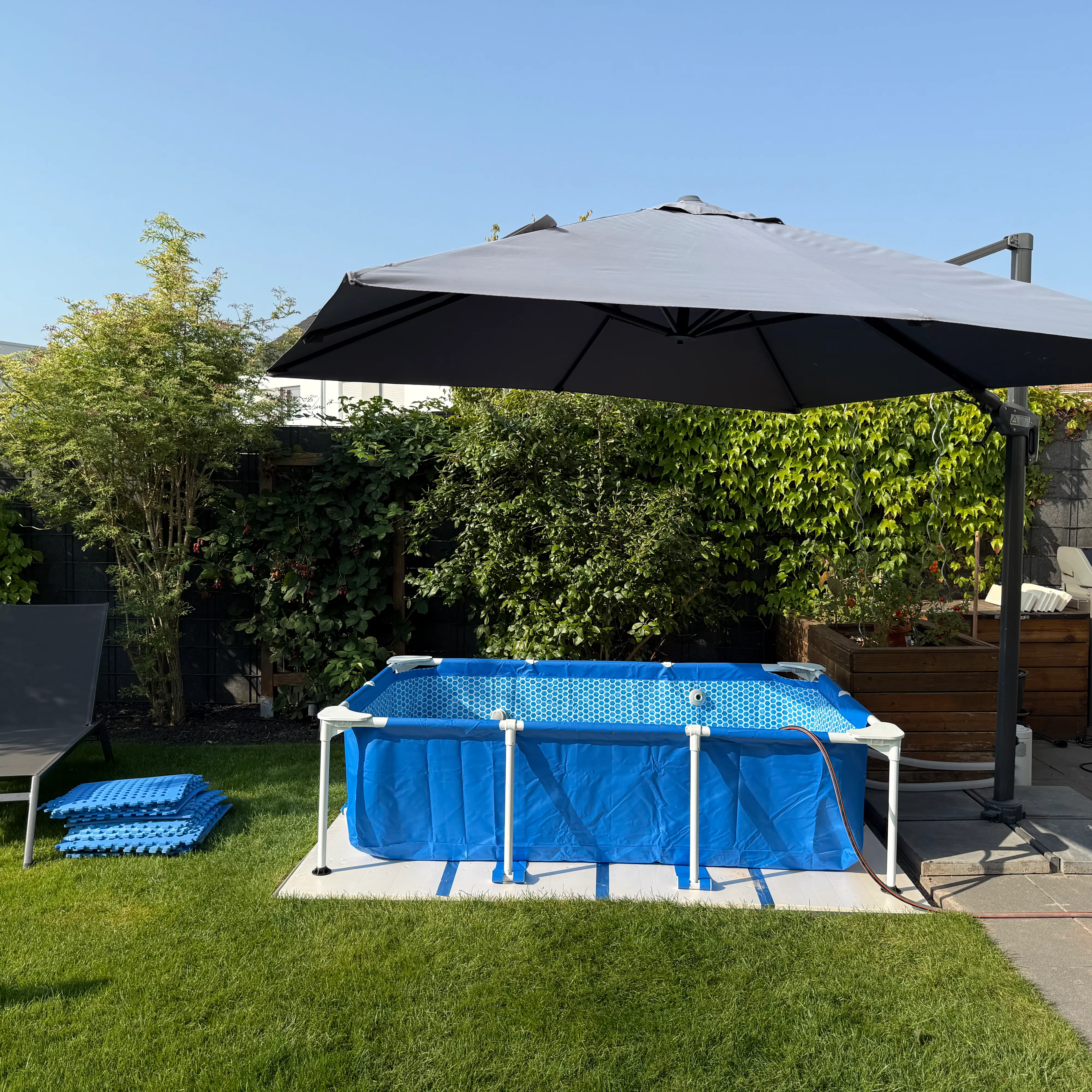Blauer Plastikpool auf weißen Schaumplatten