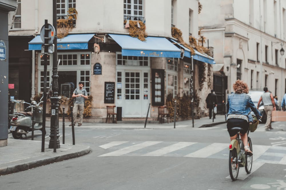 Femme à vélo se promenant dans Paris