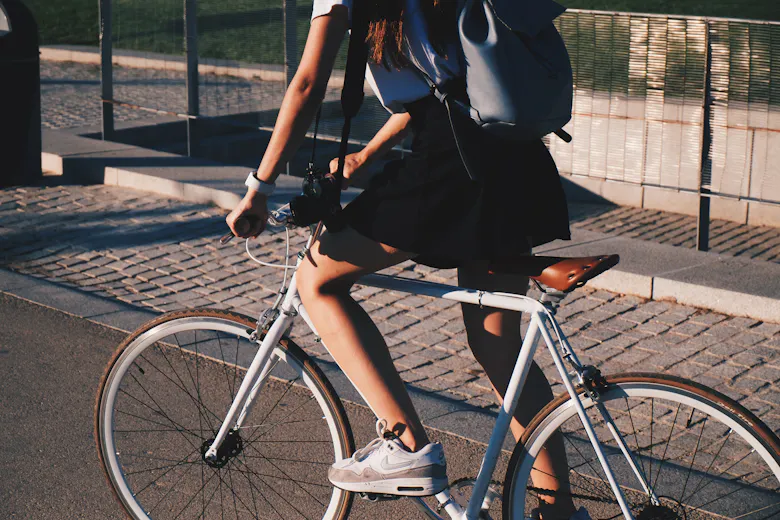 Femme enceinte sur un vélo