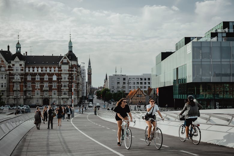 Des cyclistes qui pédalent sur une piste cyclable sécurisée en ville