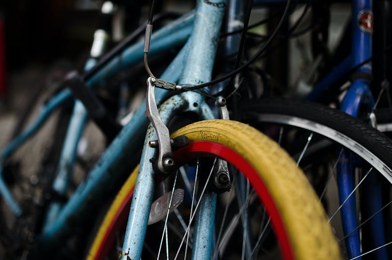 Un bleu vélo usagé avec une roue jaune