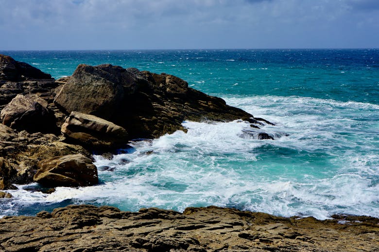 Des rochers et l'océan