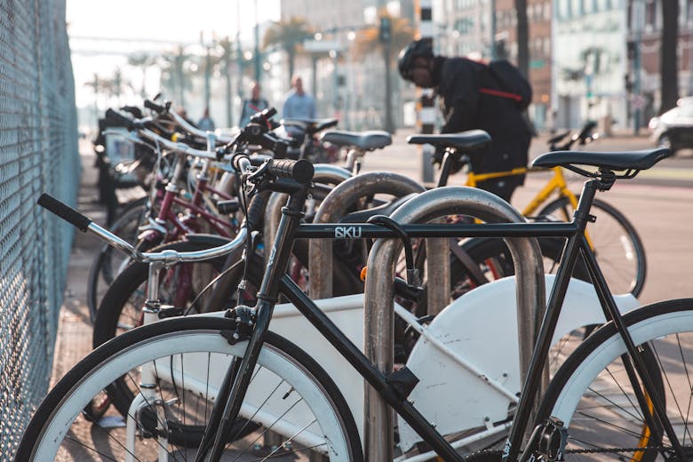 Un vélo solidement attaché à un poteau grâce à un antivol en U