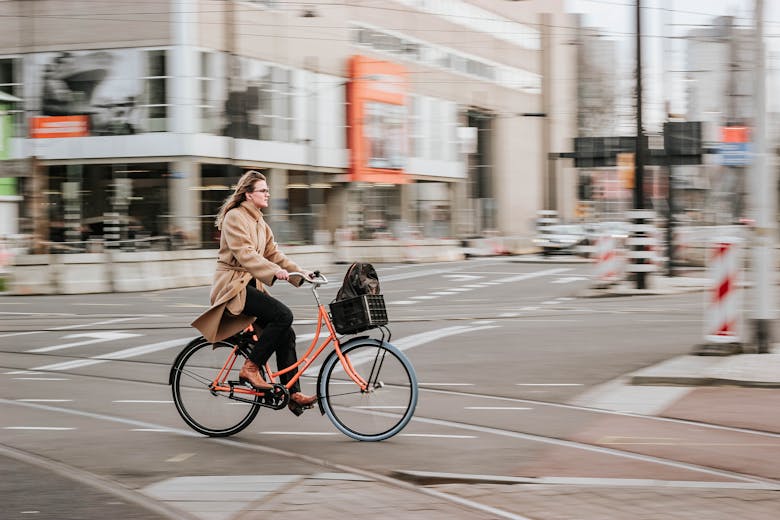 Vélotaffeuse qui se rend au travail à vélo